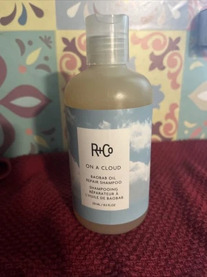 Champú reparador de aceite de baobab R+Co On A Cloud sellado 8,5 oz Foto 1 de 2