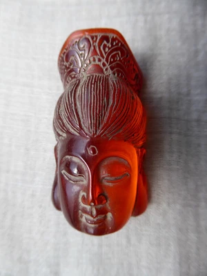 Máscara facial colgante tallada ámbar o resina diosa Kwan Yin cuentas Ojime Netsuke Foto 1 de 4