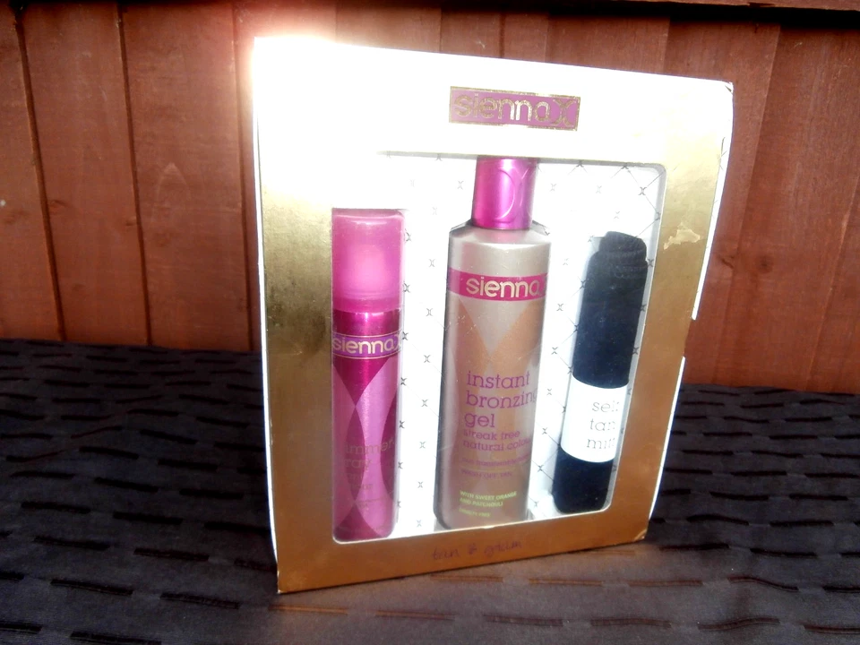 LADIES TAN & GLAM BOXED SET BY SIENNA X: BRONING GEL SPRAY & MITT BOXED UNUSED - Image 1 of 1
