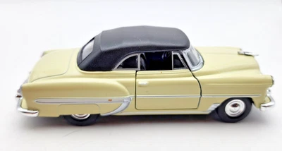 Chevrolet Bel Air 1953 diecast Welly 1:36 convertible crema con techo negro Foto 1 de 4