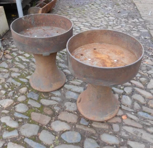 A PAIR OF ANTIQUE CAST IRON GARDEN PLANTERS / URNS - Picture 1 of 8