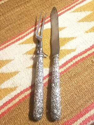 HERMOSO JUEGO DE CUCHILLOS Y TENEDOR S KIRK & SON PLATA ESTERLINA REPUJADO AÑOS 1860 Foto 1 de 4