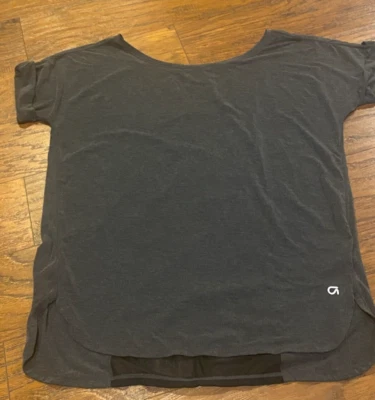 Camisa de entrenamiento para mujer Gap de malla atlética pequeña Foto 1 de 4