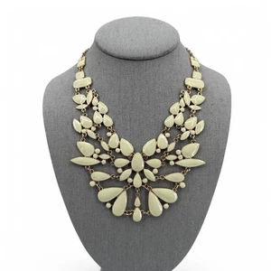 Collar Natasha llamativo esmalte crema tono dorado   - Imagen 1 de 7