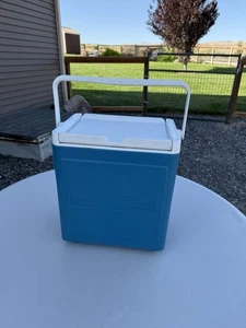 Coleman APILADOR DE FIESTAS Enfriador Tapa Abatible Cofre de Hielo AZUL Modelo 6224 Hecho en EE. UU. - Imagen 1 de 8