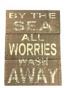Letrero de estante de caja de lavado By The Sea All Worries madera teñida envejecida 7 pulgadas - Imagen 1 de 1