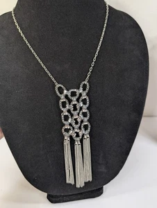 Collar llamativo colgante con flecos de borla boho en cascada tono plateado  - Imagen 1 de 7
