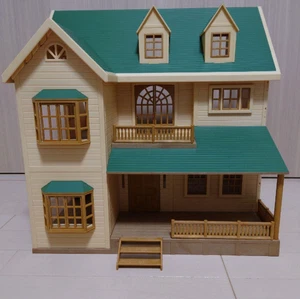 Sylvanian Families Una bella casa su una collina verde mobili quattro conigli giocattolo hobby - Foto 1 di 5