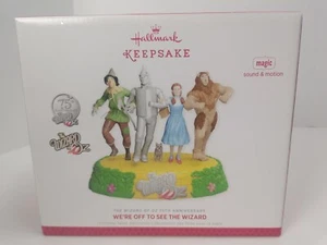 Adorno de recuerdo Hallmark 2013 We're Off To See The Wizard The Wizard of Oz NUEVO - Imagen 1 de 11