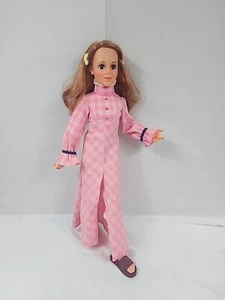 Bambola giocattolo vintage rosa 1972 Ideal Harmony 22" vestito ciglia marroni snodate - Foto 1 di 24