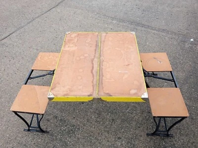 Práctico juego de mesa y silla de picnic plegable maleta vintage Milwaukee Stamping Co. Foto 1 de 4