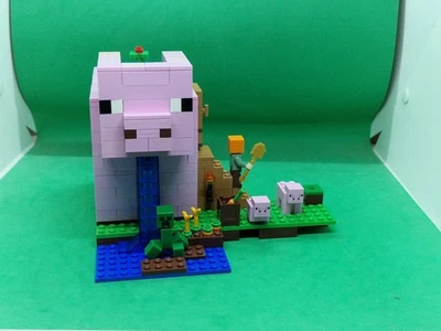 LEGO Minecraft The Pig House (21170) 100% complete set with minifigures - Image 1 of 4