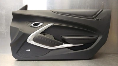 Chevrolet Camaro SS 2016-2019 OEM pasajero derecho interior panel de puerta 84165447 Foto 1 de 4