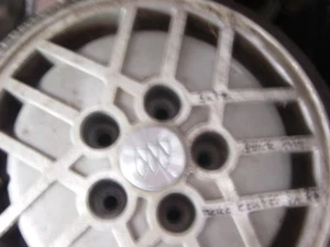 1987 - 1990 BUICK cerchio in lega 04 nuovi emblemi centrali, NOS - Foto 1 di 1