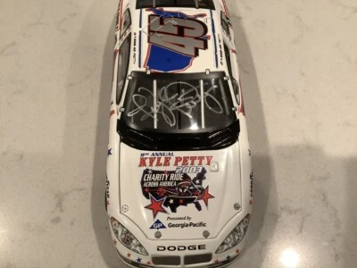 KYLE PETTY AUTOGRAFIADO 2003 GEORGIA PACIFIC BENÉFICO PASEO DIECAST Y TARJETA Foto 1 de 4