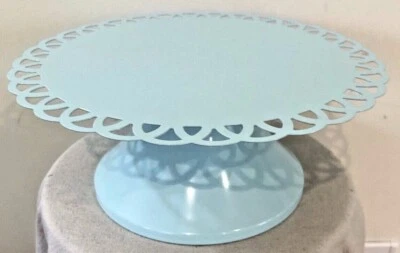 Pedestal con soporte para pastel festoneado de metal azul huevo Robins borde festoneado Foto 1 de 4