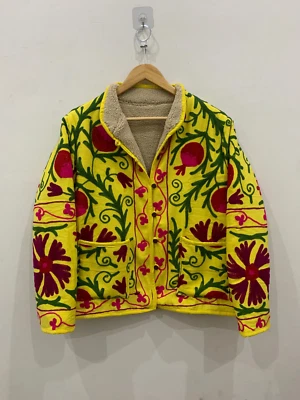 Chaqueta de piel sintética de pato bordado terciopelo amarillo brillante Suzani | Chaqueta de invierno Foto 1 de 4