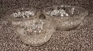 3 Pyrex Nesting Mischschalen - kolonialer Nebel, klar, französische Gänseblümchen - Maisgeschirr - Bild 1 von 9
