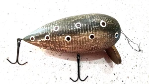 Señuelo de pesca vintage grande decorativo de madera pintada de 7" de largo - Imagen 1 de 3
