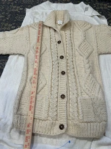 Neu ohne Etikett Damenpullover mit Knopfleiste Small hergestellt in Ecuador 100 % handgefertigte Wolle - Bild 1 von 3