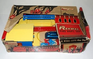 RENWAL 1712 FIRE DEPT SET LADDER TRUCK GARAGE ETC WITH BOX 1950'S + XTRA - Picture 1 of 10