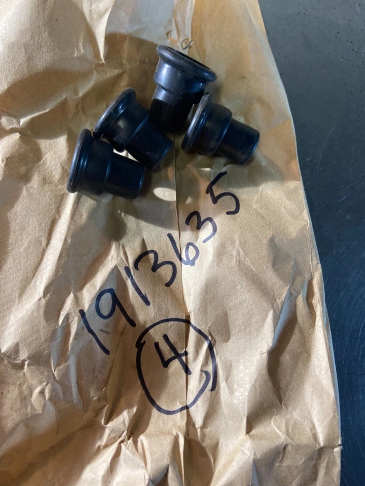 1960-80 Chevrolet pickup 1960 Chevrolet Corvair coil wire nipples (4) 1913635 - Imagem 1 de 1