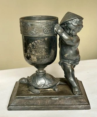 Antigo suporte de palito de dente folheado a prata Reed & Barton PUTTI segurando tartaruga 4”H - Imagem 1 de 4