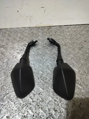 Honda CB1000r 2011-2016 OEM CONJUNTOS DE ESPEJOS RETROVISORES IZQUIERDO Y DERECHO Foto 1 de 4