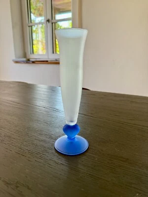 Blumenvase blau Glas 21 cm hoch Stilvase Milchglas mit herz - Bild 1 von 4