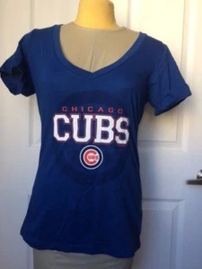 MLB Cubs Chicago Logo S/S V-Neck Shirt Genuine Merchandise Team Color Med NWOT - Picture 1 of 5