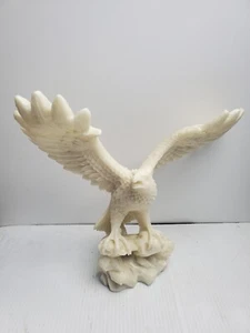 Hermosa estatua escultura vintage de águila de resina de alabastro extendiendo sus alas - Imagen 1 de 24