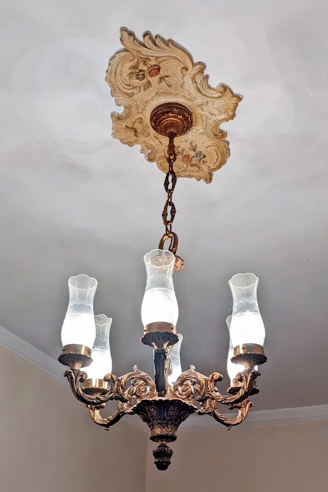 Lampadario in bronzo Vintage pesante a 6 bracci con vetro intarsiato - Immagine 1 di 3