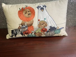 Almohada rectangular Pier 1 One Halloween bordada para perros 22" tiro lumbar - Imagen 1 de 5