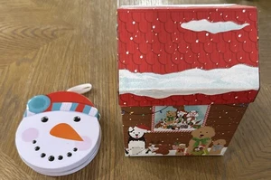 Menge 2 Artikel inkl. Weihnachten Haus Geschenkbox & Schneemann Geschenkkarte Dose für Baum - Bild 1 von 12