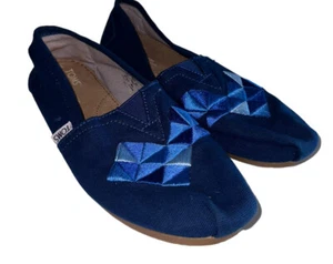 TOMS Womens Classic Slip Ons Size 7 Navy Embroidered Geometric - Picture 1 of 8