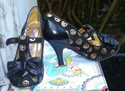 Irregular Choice Tacones de aguja de gamuza negros y dorados para perro frío talla 3 estampado de calavera gótico Foto 1 de 4