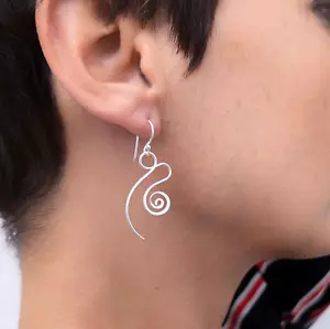 Orecchini a spirale in filo fatti a mano in argento sterling, orecchini pendenti astratti a vortice - Foto 1 di 6