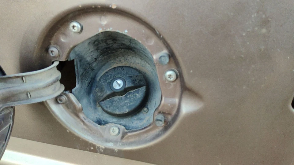 Conjunto de cuello de llenado de combustible Chevy Suburban 1992-1999 con tapa de gasolina OEM 15644293 Foto 1 de 2