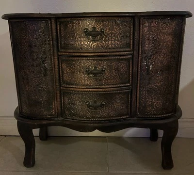 Cajonera vintage ornamentada - Diseño único floral en relieve Foto 1 de 4