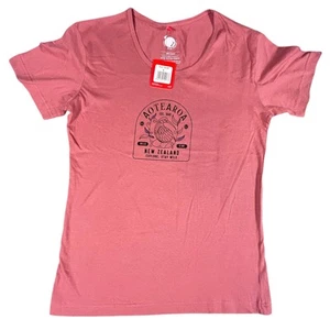 Camicia Kiwi Planet scollo scoop donna L rosa Aotearoa Nuova Zelanda nuova con etichette Stay Wild - Foto 1 di 7