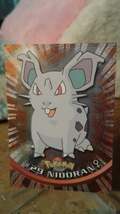Nidoran (femmina) #29 Holo Pokemon Topps Series 1 carta (etichetta nera) raggi - Foto 1 di 3