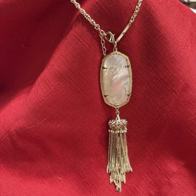 Kendra Scott 项链 Rayne 象牙色 珍珠母 流苏吊坠 标志 30 英寸 — 第 1/4 张图片