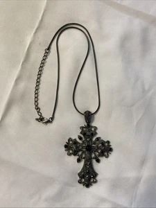 Gothic Kreuz Anhänger 19" Halskette - Schwarz und Silber mit Schlangenkette - Bild 1 von 4