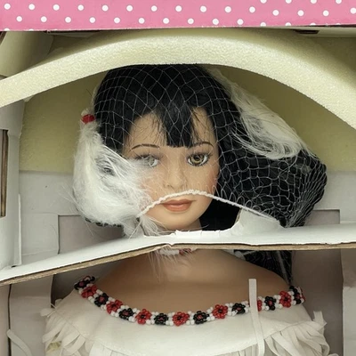 "Muñeca de porcelana nativa americana de 17"" Treasury Collection Paradise Galleries" Foto 1 de 4