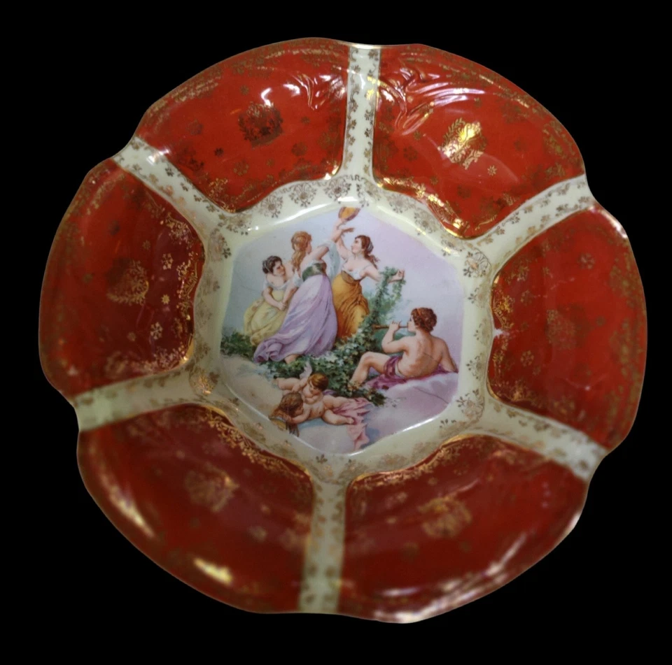 Cuenco ilustrado vintage con adornos dorados Foto 1 de 4