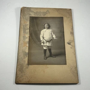 Tarjeta de gabinete joven pelo rizado niña a caballo conjunto de equitación foto encontrada - Imagen 1 de 12