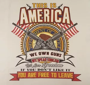 THIS IS AMERICA WE OWN GUNS WE TALK ENGLISH WE LOVE .. FELPA CON CAPPUCCIO FELPA CON CAPPUCCIO - Foto 1 di 4