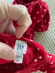 Mädchen Baby GAP 18-24 Monate rot mit Herzen Einteiler Hose gebraucht - Bild 1 von 3