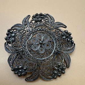 Broche prendedor de plata esterlina con flor de filigrana de canetilla floral cierre en C - Imagen 1 de 4