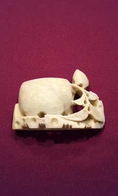 Maceta de cepillo de piedra de jabón pequeña china con diseño de rosa tallada Foto 1 de 4